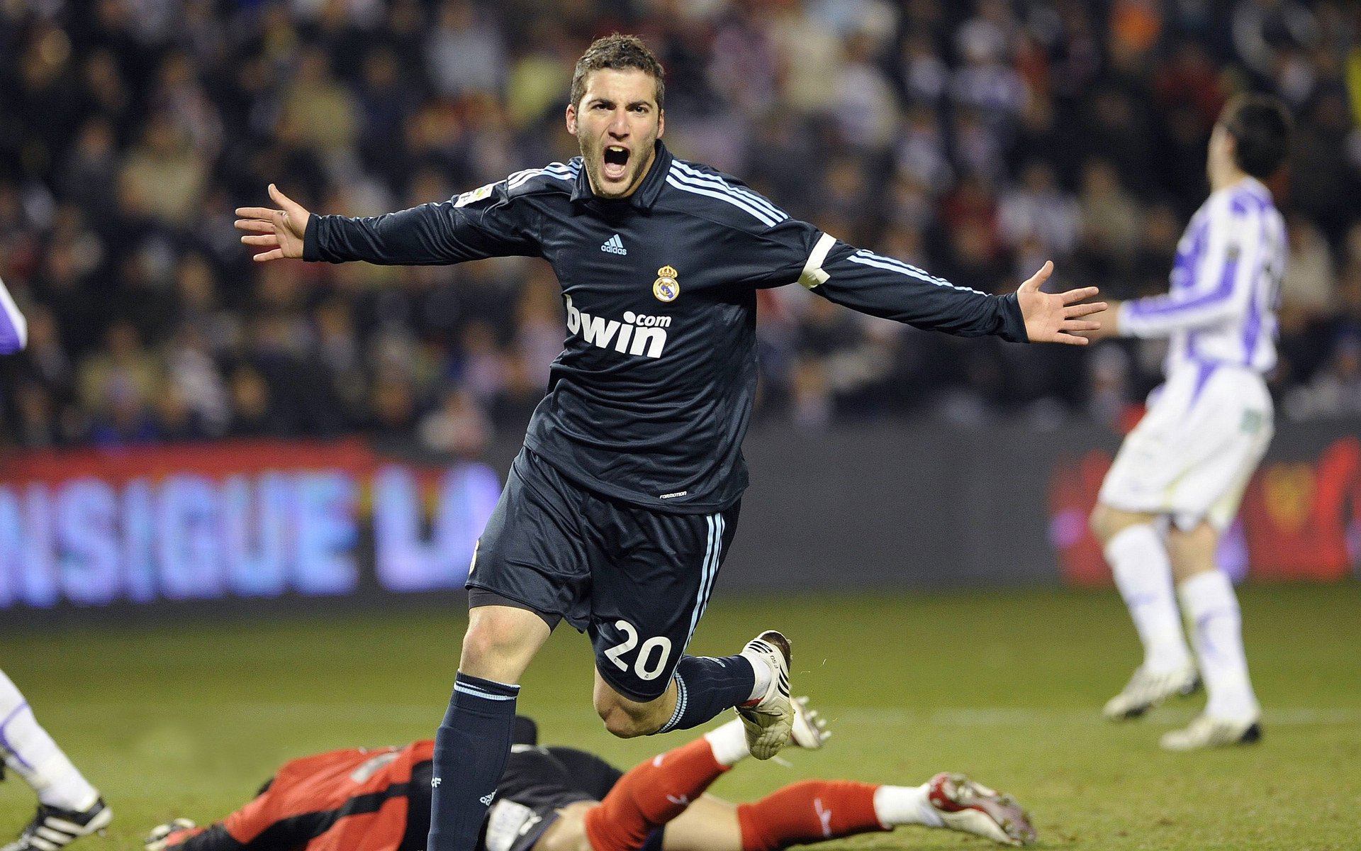 开云全站下载-球员跨界综艺节目展现多面魅力吸引大量非体育观众关注，跨界体育明星